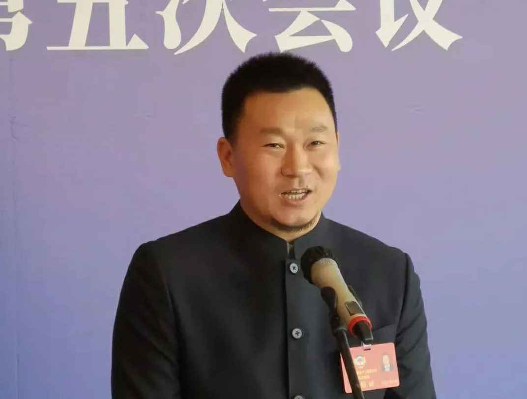 为进一步展示市政协团结、民主、开放、自信的形象，向市民和网友展示政协委员的履职风采，中山市政协十二届五次会议在2月4日上午开幕前开设“委员通道”，市政协委员、九游网页版-九游(中国)公司总经理陈朝阳走进“委员通道”，回应社会关切的问题。他就如何做好城市应急管理规划的问题进行发言，并回答记者提问。.jpg